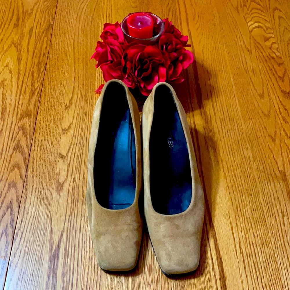 Tan Suede Aerosoles 2” heels